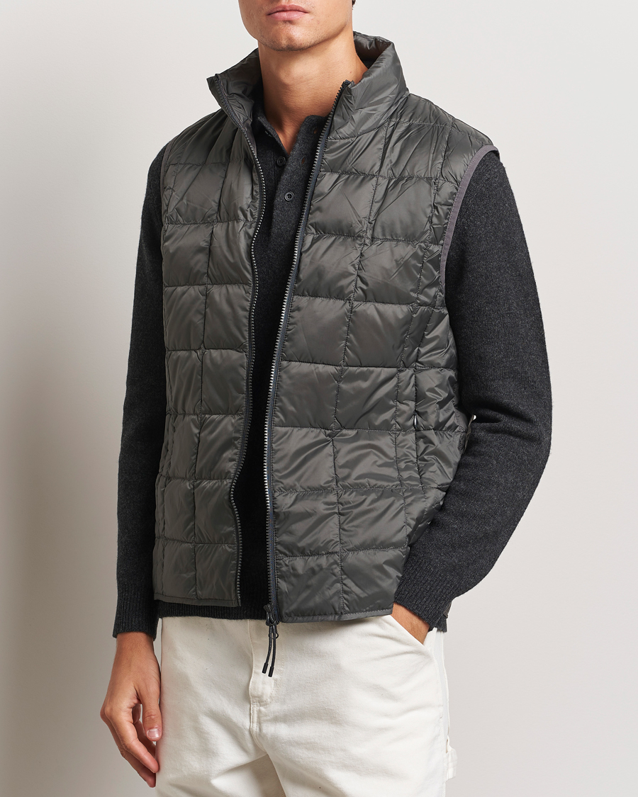 Herren | Jacken | TAION | High Neck Full Zip Lightweight Down Vest Charcoal