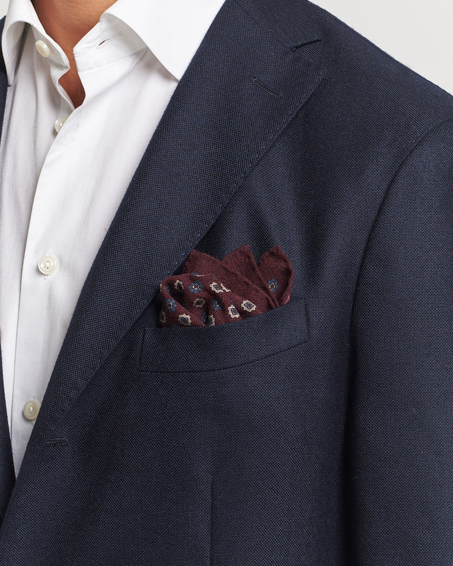 Herren |  | Amanda Christensen | Wool Flannel Printed Flower Pocket Square Wine