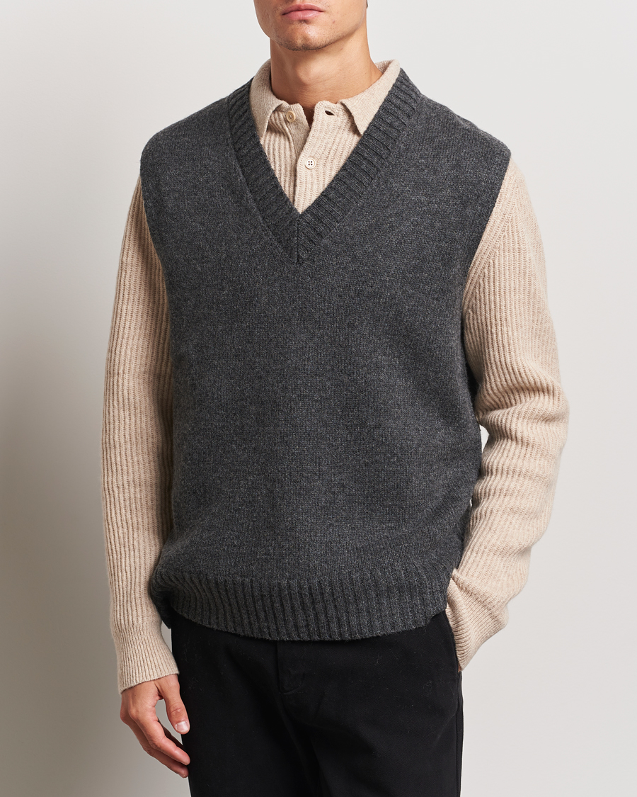 Herren | Pullunder | A Day\'s March | Wigtown Lambswool V-Neck Vest Charcoal