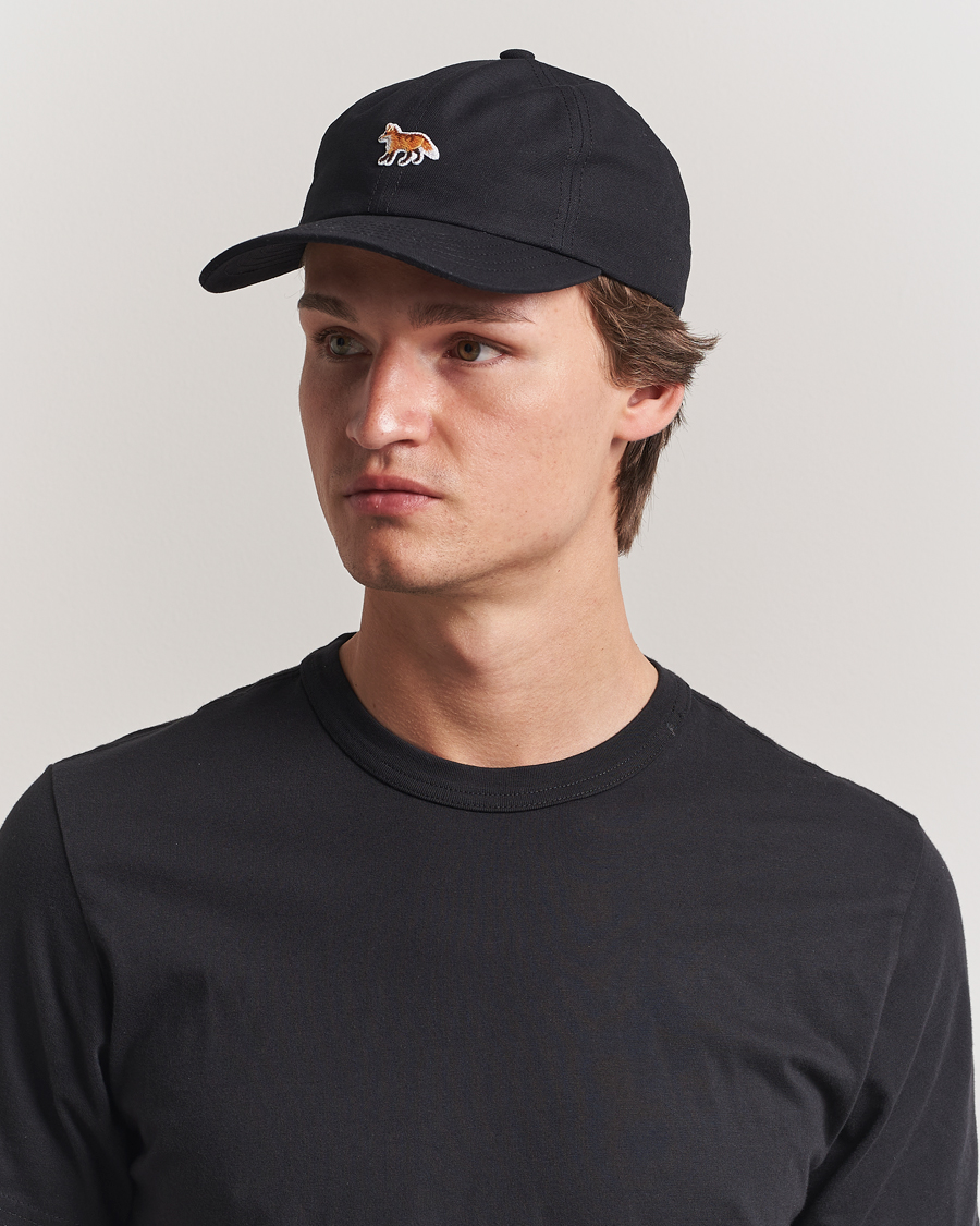 Herren | Maison Kitsuné Baby Fox 6 Panel Cap Black | Maison Kitsuné | Baby Fox 6 Panel Cap Black