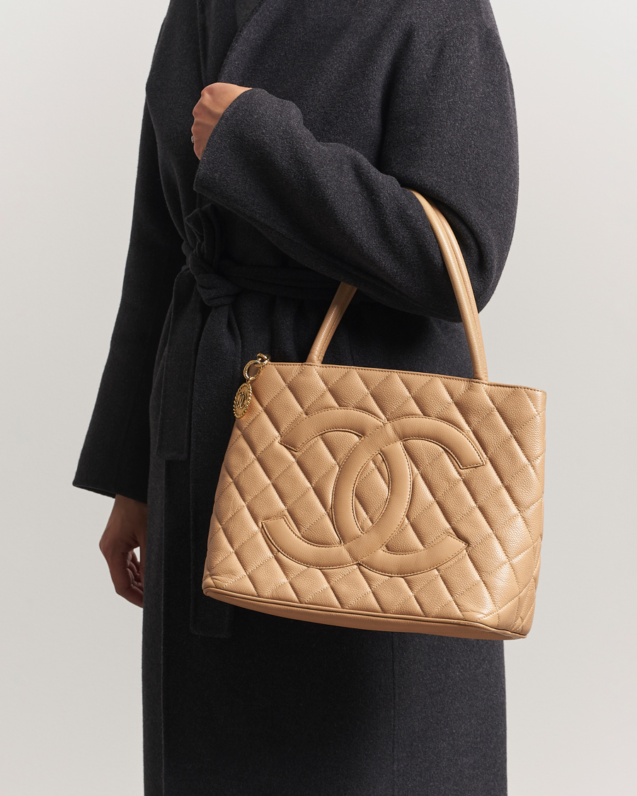 Herren | Chanel Pre-Owned Medallion Tote Bag Caviar Beige | Chanel Pre-Owned | Medallion Tote Bag Caviar Beige