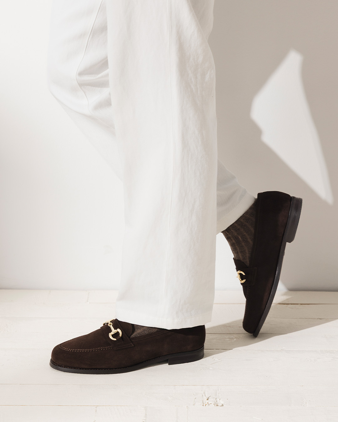 Brun kavaj, slips och näsduk